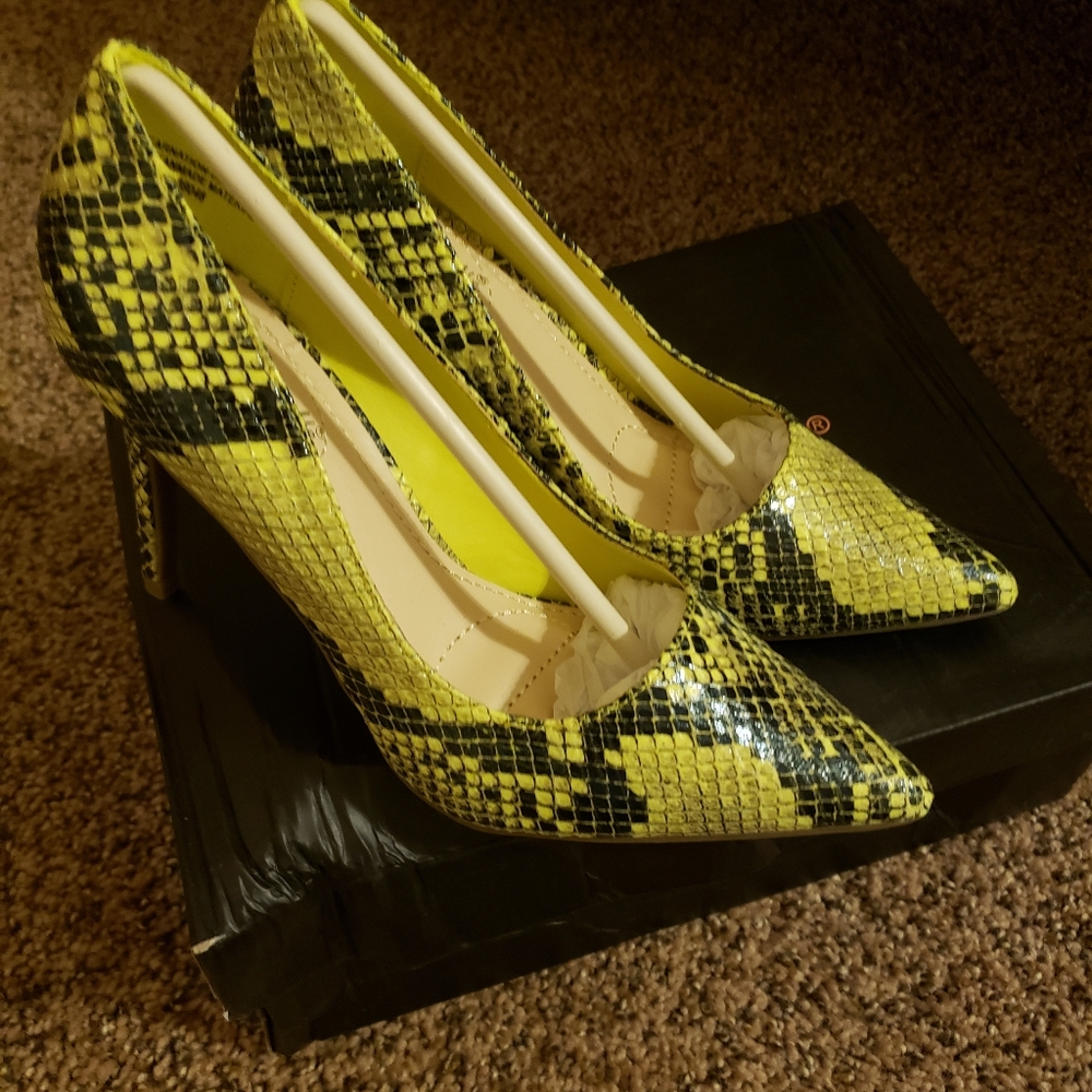 Lulu's Mo Neon zyellow Snake Pointed Toe Pumps